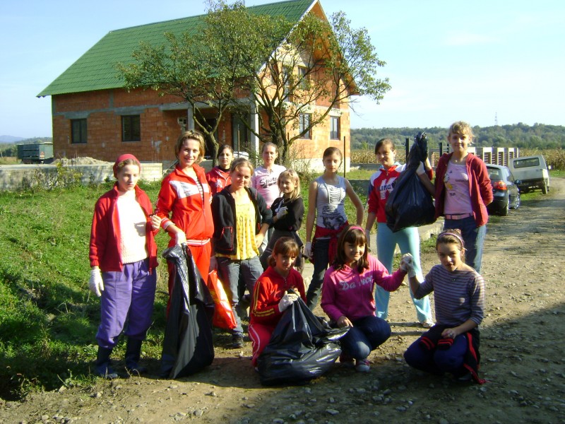 Aspecte privind desfăşurarea proiectului educaţional "Let's do it, România" desfăşurat în localitatea Sarasău, 25.10.2010
