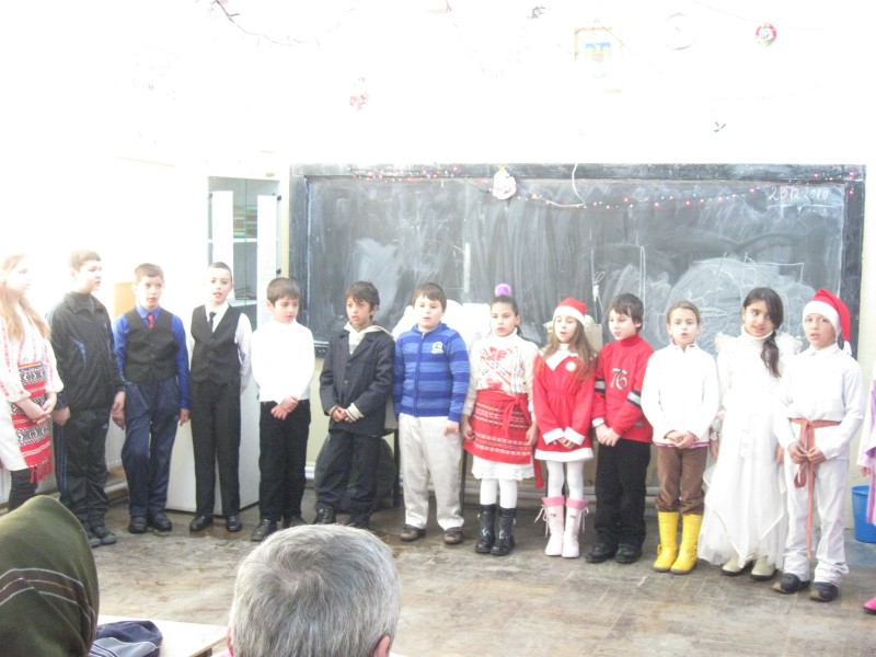 Prescolarii si elevii Scolii cu cls. I-VIII Slobozia in zilele de 20-21 decembrie 2010 au desfasurat programe artistice ( montaje , colinde , scenete , plugusor , sorcova , capra ) in intimpinarea lui Mos Craciun . Mos Craciun a sosit le impartit daruri tuturor celor 212 copii . Mosul a fost chiar primarul comunei Slobozia d-l Mihai Gheonu.