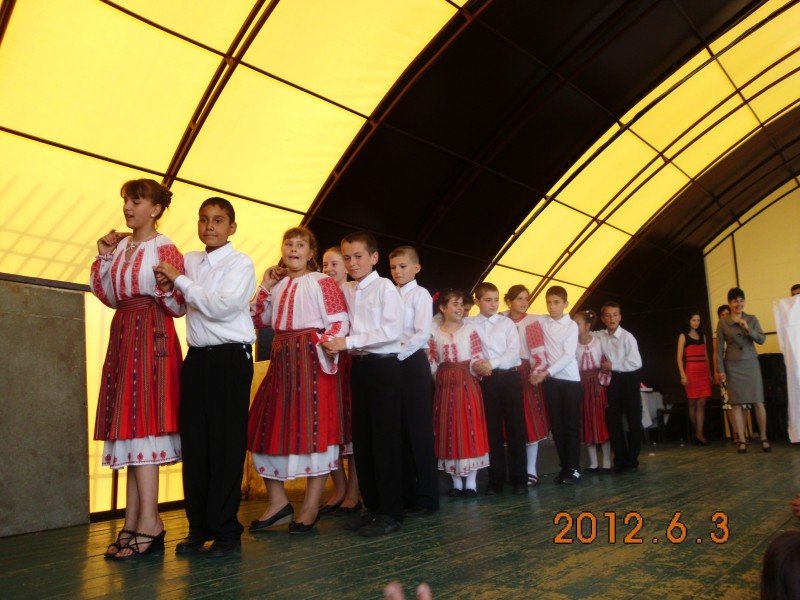 Elevii au prezentat dansuri populare semn că, tradițiile acestor meleaguri s-au transmis între generații.