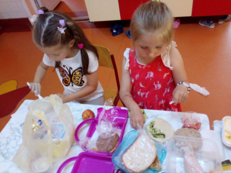 Copiii au venit cu produse de acasa pentru a prepara sandvisuri gustase