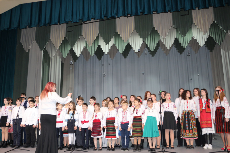 Corul mare al Școlii de Arte ,,Timotei Bătrânu” este condus de profesoara de canto LArisa Vlas