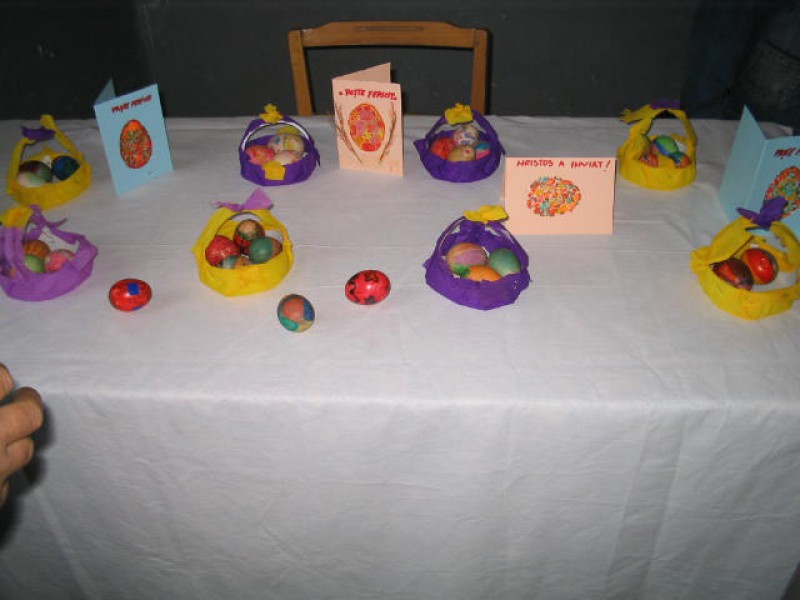 Copiii au confectionat felicitari si au decorat oua,apoi au realizat o expozitie.