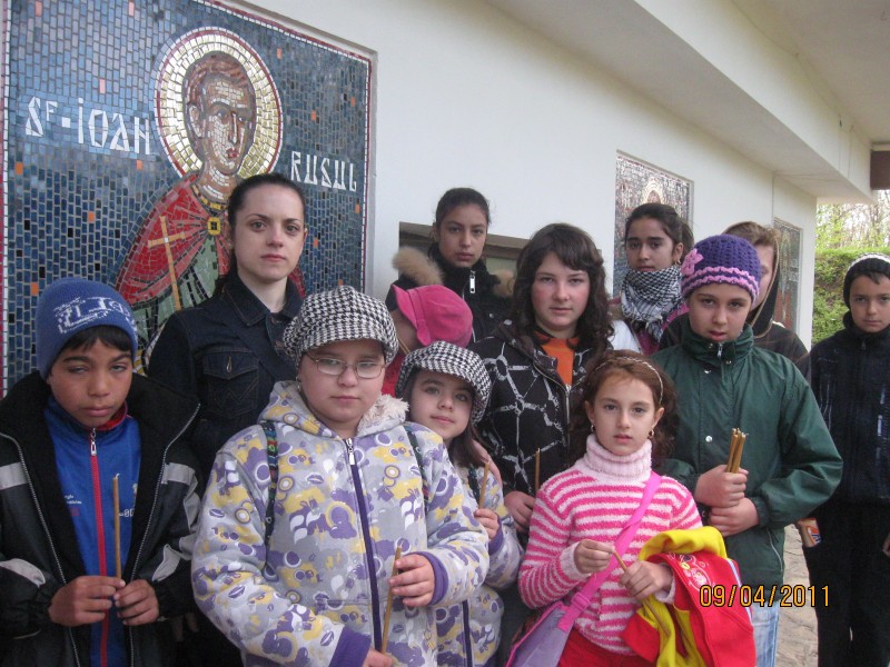 În uikend elevii şcolii însoţiţi de cadrele didactice ce au făcut parte din echipa de proiect au mers la Mănăstire . 