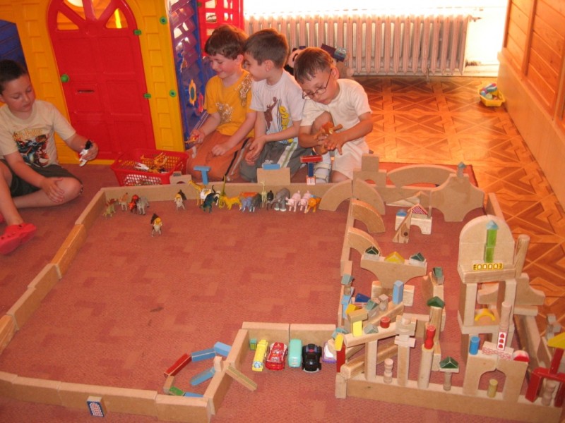 La sectorul "Constructii" copiii isi construiesc lumea lor.