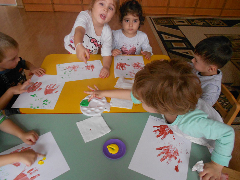 Sunt imagini din timpul activitatilor de toamna desfasurate la clasa cu copiii grupei mici - Piticii Nazdravani, ai GPP Dumbrava Minunata, Rm. Valcea