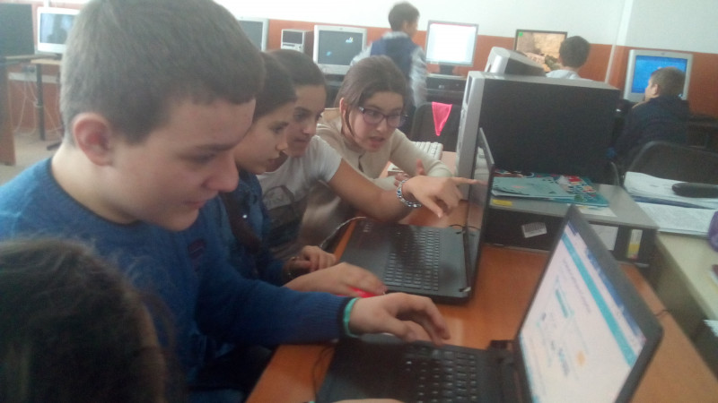 Activitate desfășurată la Școala Gimnazială Nr1. Hârtiești - Argeș  - Săptămâna 4-8 Decembrie "Ora de Programare" pentru elevii de gimnaziu.