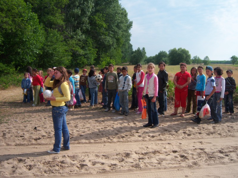 De 1IUNIE elevii au facut o drumetie in padurea de la marginea satului