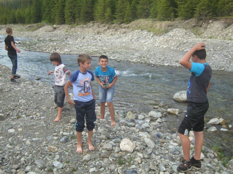 Copiii sa balacesc in apa de munte