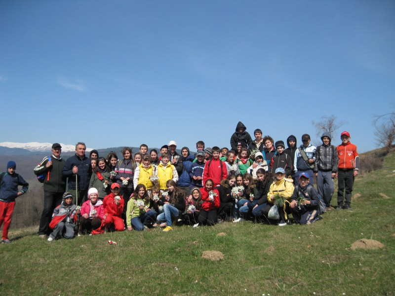 Imagini din timpul drumeţiei la ghiocei cu elevii şcolii Valea Mare-Pravăţ