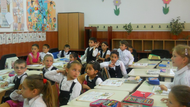 Fotografia ii surprinde pe elevii clasei a III-a de la Scoala Vladesti in timpul unei activitati didactice.