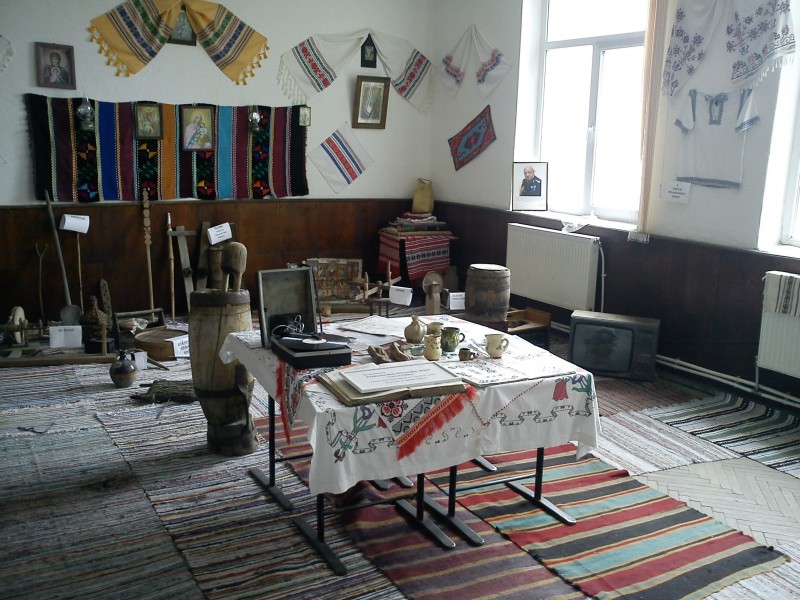 In cadrul Scolii Gimnaziale Nr.1 Vinderei a fost creat un mic muzeu de istorie si datini populare.