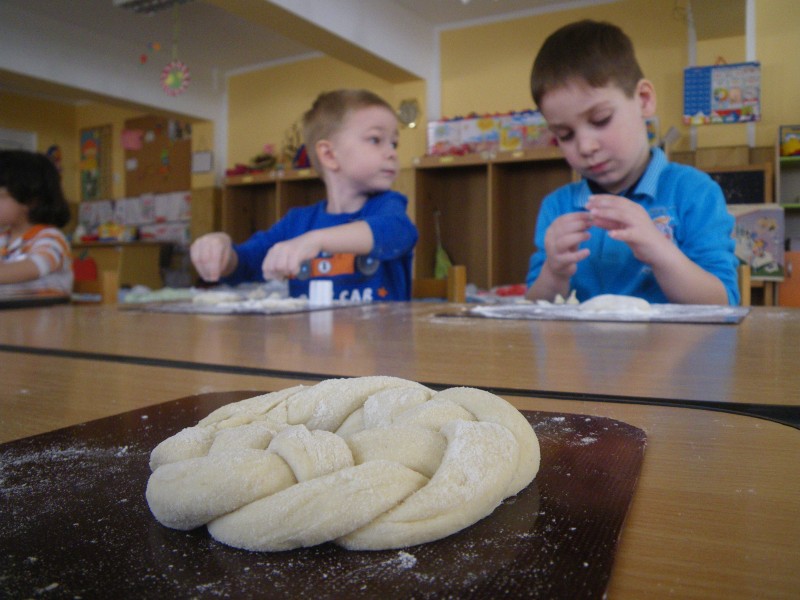În cadrul proiectului "Cum se face pâinea" am învăţat şi noi să facem pâine.