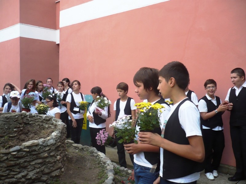 Elevii Scolii ''Nicolae Iorga'' Bacau au plantat flori in curtea scolii.