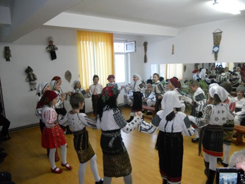 Sărbătoare cu cântece şi dansuri populare româneşti