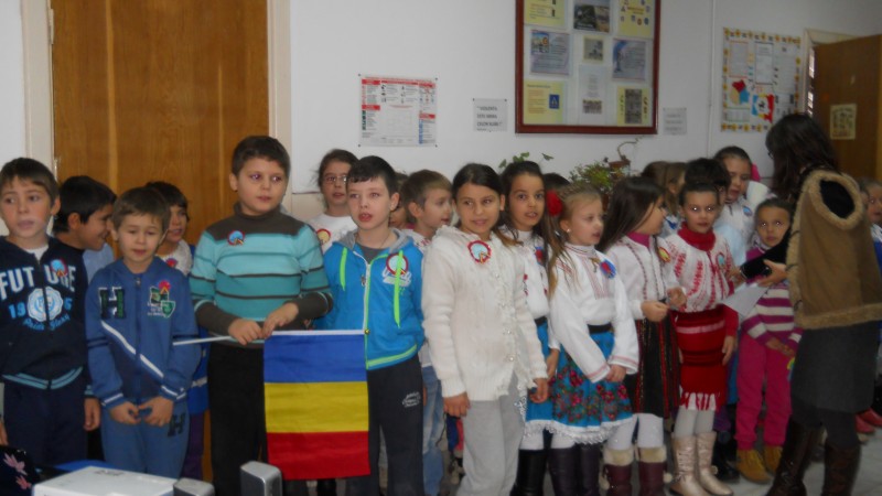Activitatea s-a desfasurat azi, 28.11.2014 in holul Scolii Gimnaziale Gura Vadului si a vizat elevi ai claselor: pregatitoare, I, a II-a si a III-a.