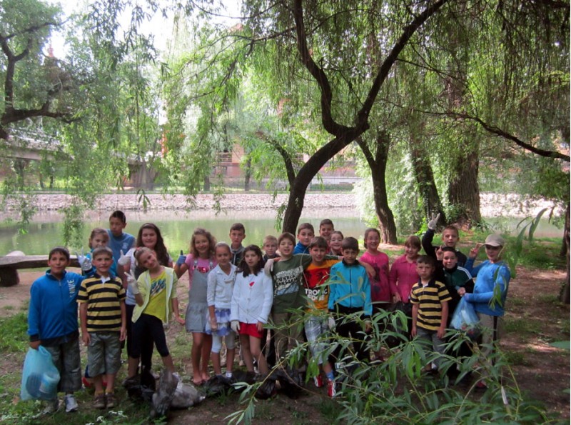 În cadrul Programului Mondial Eco - Școala elevii clasei a IV-a C au desfășurat actiuni de ecologizare a malului râului Crișul Repede