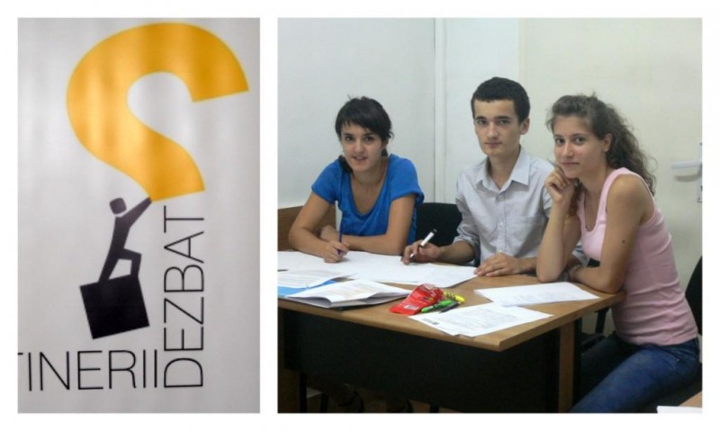 Membri ai clubului de debate, participanti la competitia nationala ”Tinerii dezbat” 2010
