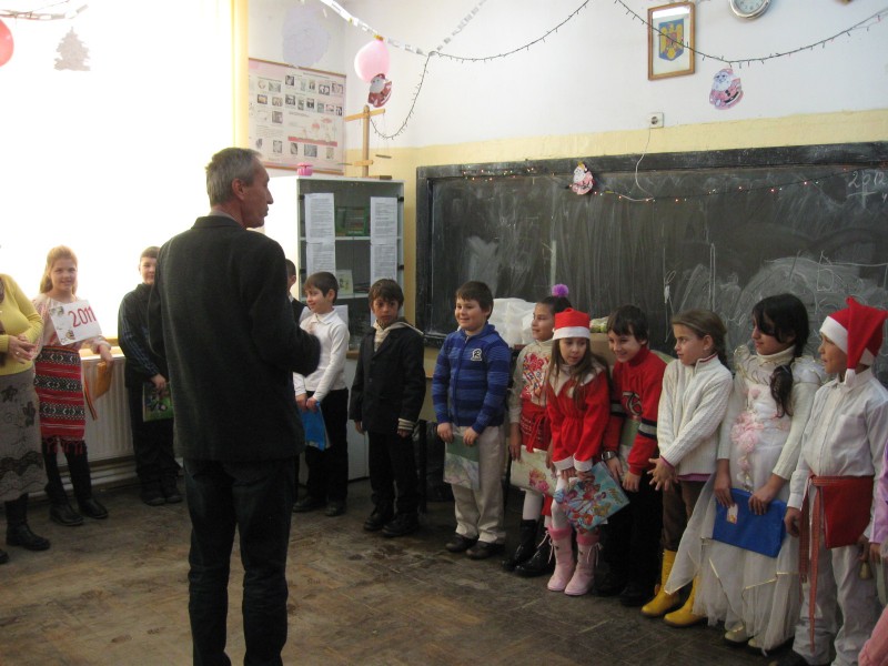 Prescolarii si elevii Scolii cu cls. I-VIII Slobozia in zilele de 20-21 decembrie 2010 au desfasurat programe artistice ( montaje , colinde , scenete , plugusor , sorcova , capra ) in intimpinarea lui Mos Craciun . Mos Craciun a sosit le impartit daruri tuturor celor 212 copii . Mosul a fost chiar primarul comunei Slobozia d-l Mihai Gheonu.