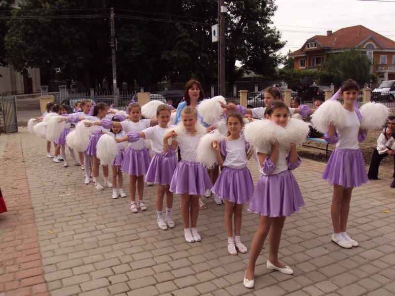 Dansul  copiilor  de  la  Scoala  Tamaseni  - judetul  Neamt
Coordonator,  prof.  Maria  Andrici