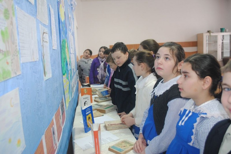 Săptămâna 16-20 ianuarie 2012 a fost dedicată de elevii claselor II-VIII, marelui nostru poet Mihai Eminescu.