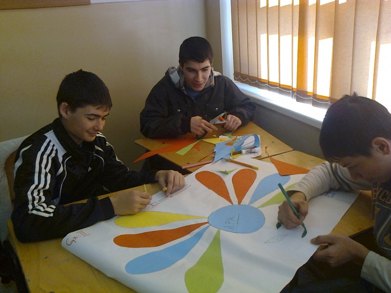 În afara orelor de curs,folosind dotările şcolii elevii Liceului Tehnologic Măcin,îşi pun în valoare creativitatea