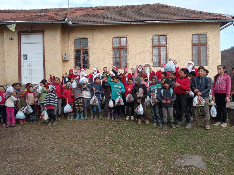 Am avut plăcerea să fim vizitați de Moș Crăciun din Asociația Motocicliștilor Independenți din Sfântu Gheorghe, județul Covasna. A fost o experineță inedită, înt-un sat izolat!