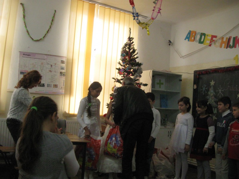 Preşcolarii , elevii şi cadrele didactice au întânpinat pe Moş Crăciun care a    sosit la Şcoala Gimnazială Slobozia pe 19 decembrie în persoana D-lui Primar Mihai Gheonu.