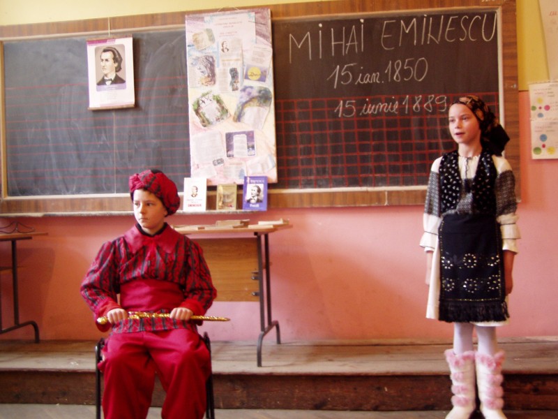 Serbare închinată marelui poet MIHAI EMINESCU- cls. a IV de la Școala Generală Adămuș
învățătoare : SIMIONESCU ANA
