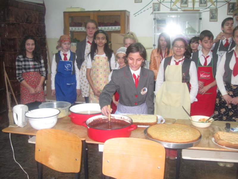 Elevii cls. aVI-a au pregătit o surpriză mamelor au pregătit împreună cu diriginta clasei tort în şcoală în dimineaţa zilei de 8 martie .