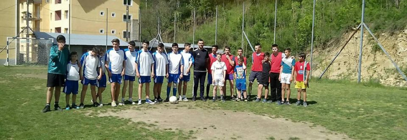 Cele două şcoli vecine şi prietene: Şcoala gimnazială Mihai Novac, Sasca Montană şi Şcoala gimnazială Cărbunari s-au întâlnit în două meciuri amicale.