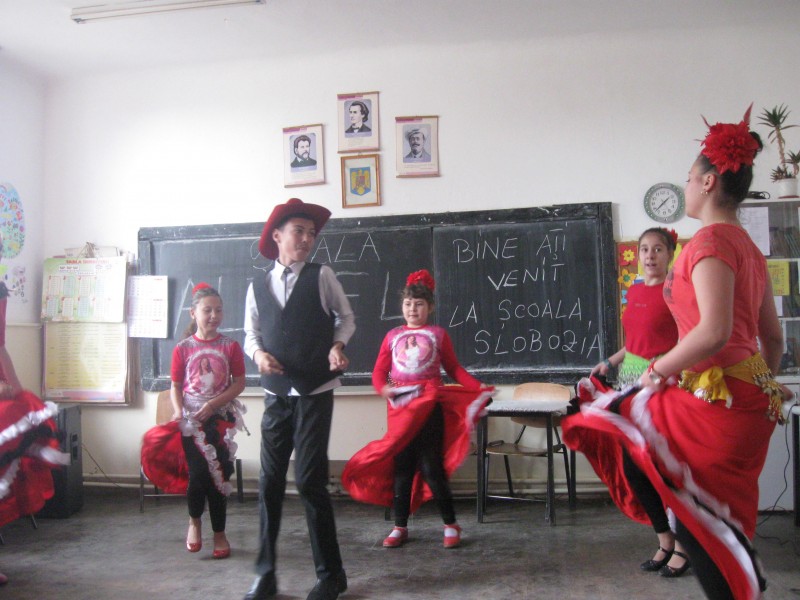 Elevii Şc. Slobozia au sărbătorit ziua rromilor prin prezentarea unor dansuri ţigăneşti.