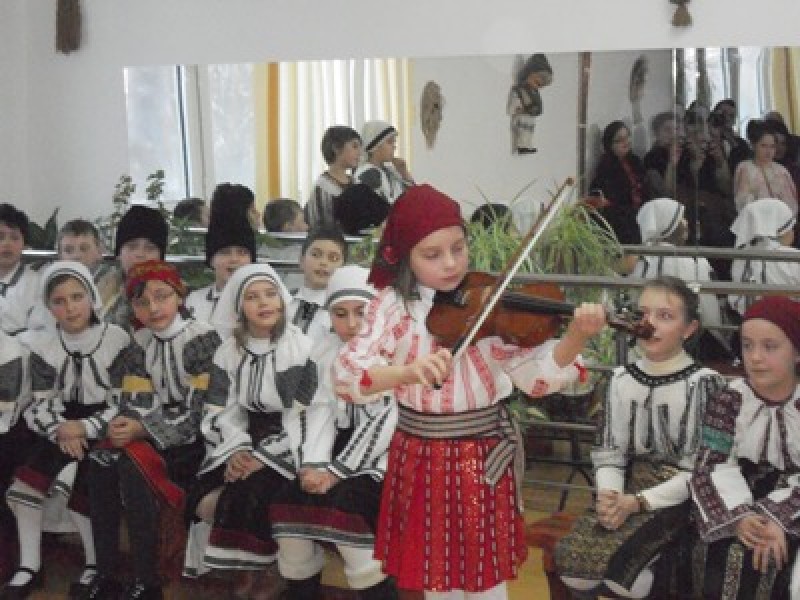 Sărbătoare cu cântece şi dansuri populare româneşti