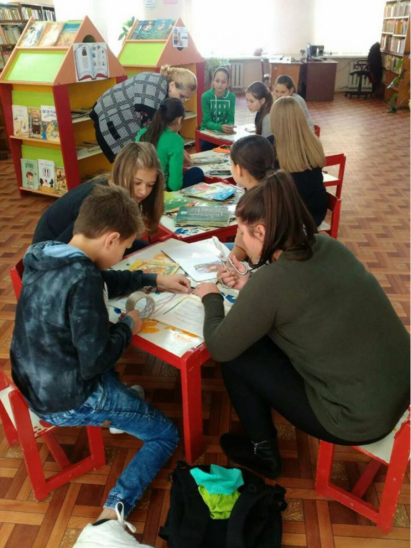 Elevii au mers la biblioteca municipală „Dimitrie Cantemir” din Ungheni pentru a repara cărțile deteriorate, a face curățenie și alte activități de voluntariat.