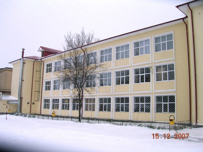 Imaginea din spatele scolii - exterior