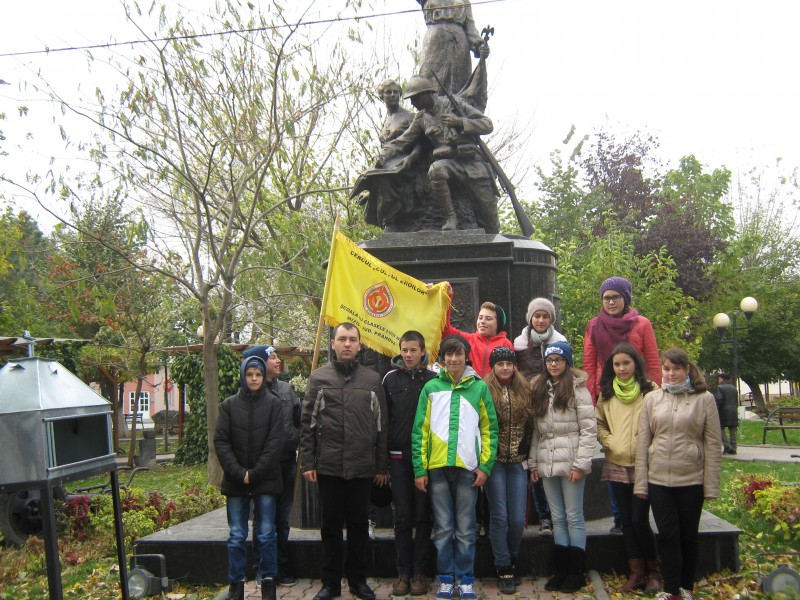 25 octombrie Ziua Armatei Române, activitate desfăşurată în colaborare cu Asociaţia Judeţeană "Cultul Eroilor" Prahova , filiala Mizil cu elevii de la clasele V-VIII. 