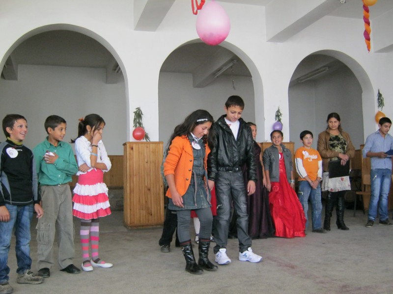 Foto realizata la Şcoala Nămăeşti -Argeş la serbarea "Balul Bobocilor"