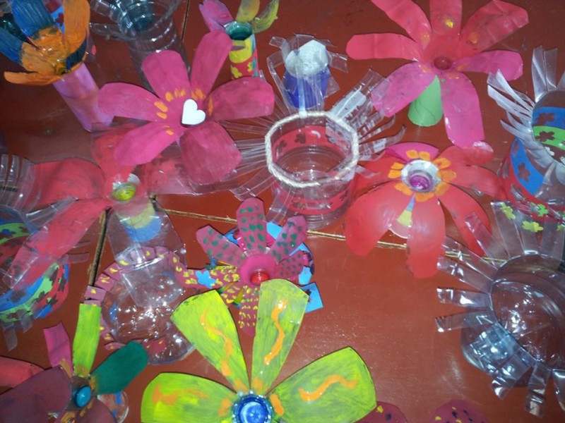 Elevii clasei a III-a au realiza flori si vaze de flori din sticle de plastic