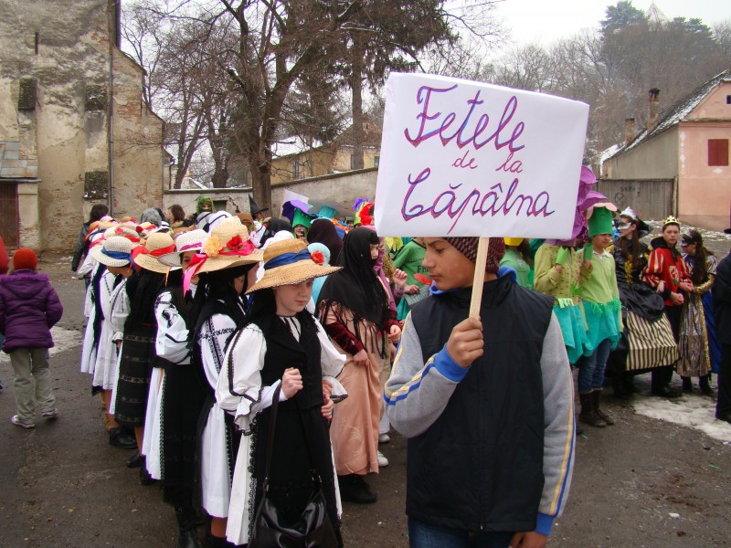 In ultima sambata a lunii februarie, în fiecare an, la Şcoala Slimnic se organizează un carnaval pentru toţi elevii şcolii.
