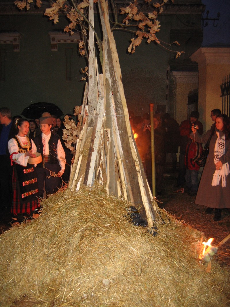 Crăciunul se sărbătoreşte pe stil vechi, 7-8 ianuarie. În ajunul sărbătorii, după slujba religioasă, are loc arderea Banjakului, Se aprind ramuri de stejar. Cu cât sunt flăcările mai mari şi sunt mai multe scântei, cu atât va fi anul mai bogat.  