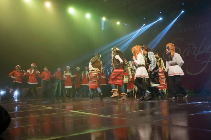 Pe 21 decembrie,un grup de elevi ai scolii a urcat pe scena amplasata in fata primariei din Tecuci,cu ocazia festivalului ,,Datini din strabuni''.